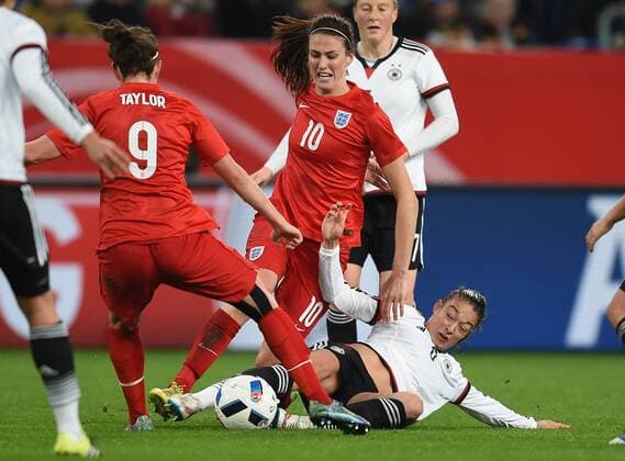 Frauen Fußball Nationalmannschaft, Länderspiel, Deutschland gegen England am 26.11.2015 im Stadion in Duisburg. Deutschlands Felicitas Rauch (l) kämpft gegen Englands Jill Scott und Jodie Taylor um den Ball.