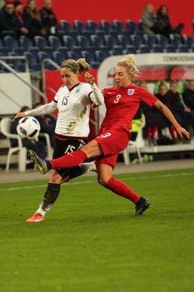 GER, Fussball Laenderspiel der Deutschen Frauen-Nationalmannschaft gegen England 26.11.2015, Schauinsland-Reisen Arena, Duisburg, GER, im Bild Anna Blaesse (Deutschland 15) Alex Greenwood (England 3) nphxRauch