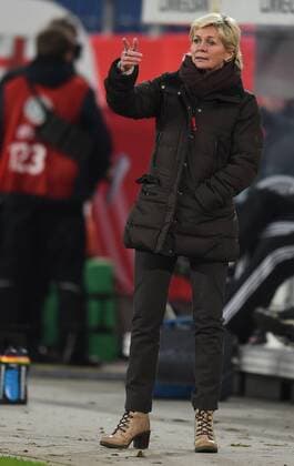 Frauen Fußball Nationalmannschaft, Länderspiel, Deutschland gegen England am 26.11.2015 im Stadion in Duisburg. Bundestrainerin Silvia Neid gestikuliert an der Seitenlinie.