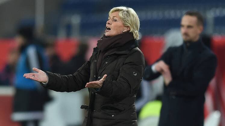 Frauen Fußball Nationalmannschaft, Länderspiel, Deutschland gegen England am 26.11.2015 im Stadion in Duisburg. Bundestrainerin Silvia Neid gestikuliert an der Seitenlinie.