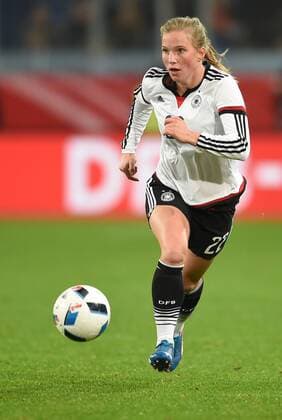Frauen Fußball Nationalmannschaft, Länderspiel, Deutschland gegen England am 26.11.2015 im Stadion in Duisburg. Deutschlands Tabea Kemme am Ball.