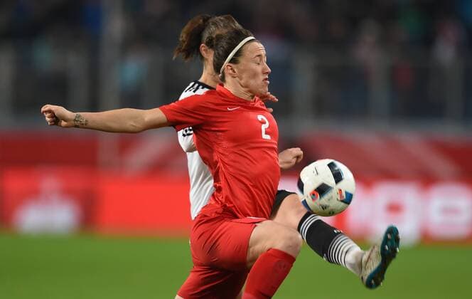 Frauen Fußball Nationalmannschaft, Länderspiel, Deutschland gegen England am 26.11.2015 im Stadion in Duisburg. Deutschlands Sara Däbritz (r) kämpft gegen Englands Lucy Bronze um den Ball.