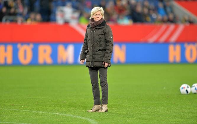 Frauen Fußball Nationalmannschaft, Länderspiel, Deutschland gegen England am 26.11.2015 im Stadion in Duisburg. Bundestrainerin Silvia Neid steht vor Spielbeginn auf dem Platz.