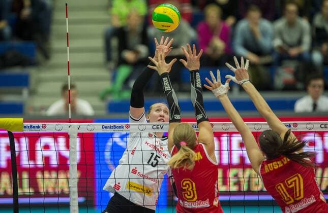 Volleyball, Damen, CEV Champions League, Saison 2015 2016, Dresdner SC (DSC) - Telekom Baku, Mittwoch (25.11.2015), Margon Arena, Dresden. Dresdens Michelle Bartsch (li.) gegen Bakus Yelyzaveta Samdova (M.) und Hristina Ruseva. RM001
