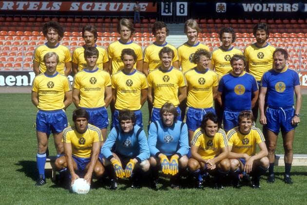 Kader Eintracht Braunschweig 1977 78, hinten, v.li.: Paul Breitner, Dieter Zembski, Hasse Borg, Friedhelm Haebermann, Wolfgang Grobe, Reiner Hollmann, Dietmar Erler; Mitte: Karl-Heinz Handschuh, Matthias Bruns, Frank Holzer, Uwe Krause, Franz Merkhoffer, Co-Trainer Heinz Patzig, Trainer Branko Zebec; vorn: Danilo Popivoda, Torwart Bernd Franke, Torwart Uwe Hain, Wolfgang Frank, Wolfgang Dremmler