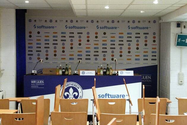 Fußball, Stadiongeschichte SV Darmstadt 98 Böllenfalltor Datum: 26.11.2015 Trainer Dirk Schuster (SV Darmstadt 98)