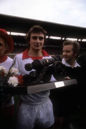 Dieter Müller (1. FC Köln) mit der Kicker Torjägerkanone für die meistern Tore in der Saison 1976 77