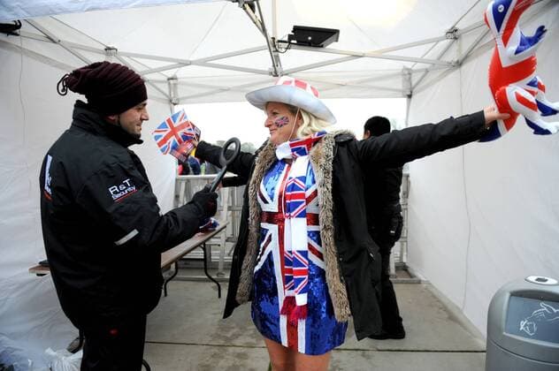 Tennis, Davis Cup Finale in Belgien - Personenkontrollen am Eingang Tennis - 2015 Davis Cup by BNP Paribas - World Group Final: Belgium vs. Great Britain Day One Tennis fans go through security checks ahead at the Flanders Expo, Ghent. COLORSPORT JANE BARLOW 