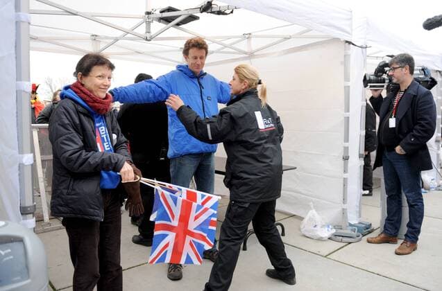 Tennis, Davis Cup Finale in Belgien - Personenkontrollen am Eingang Tennis - 2015 Davis Cup by BNP Paribas - World Group Final: Belgium vs. Great Britain Day One Tennis fans go through security checks ahead at the Flanders Expo, Ghent. COLORSPORT JANE BARLOW 