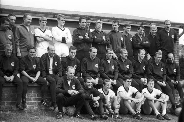 Fussball-Weltmeisterschaft 1966 Aufgebot Deutschland oben v.links: Erich Deuser, Jürgen Grabowski, Sepp Maier, Hans Tilkowski, Max Lorenz, Helmut Haller, Franz Beckenbauer, Wolfgang Weber, Wolfgang Overath, Karl-Heinz Schnellinger, Uwe Seeler, Mitte v.l. Sigfried Held, Albert Brülls, Trainer Helmut Schön, Bernd Patzke, Willi Schulz, Horst-Dieter Höttges, Klaus-Dieter Sieloff, Wolfgang Paul, Werner Krämer, Co-Trainer Dettmar Cramer,unten v.l. Co-Trainer Udo Lattek, Günter Bernard, Heinz Hornig, Lothar Emmerich, Friedel Lutz. HM
