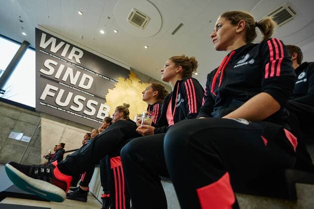 GER, Besuch der Frauen-Nationalmannschaft im Deutschen Fussball Museum 27.11.2015, Deutsches Fussball Museum, Dortmund, im Bild die Nationalmannschaft der Frauen zu Gast im Deutschen Fussball Museum in Dortmund Sarah RauchnphxRauch