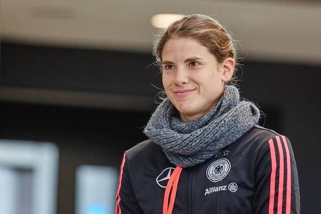 GER, Besuch der Frauen-Nationalmannschaft im Deutschen Fussball Museum 27.11.2015, Deutsches Fussball Museum, Dortmund, im Bild Annike Krahn (Deutschland 5) fuehrte die DFB Spielerinnen im Rundgang durch das Museum Sarah RauchnphxRauch