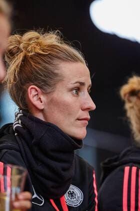 GER, Besuch der Frauen-Nationalmannschaft im Deutschen Fussball Museum 27.11.2015, Deutsches Fussball Museum, Dortmund, im Bild Simone Laudehr (Deutschland 6) Sarah RauchnphxRauch