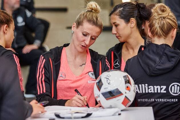 GER, Besuch der Frauen-Nationalmannschaft im Deutschen Fussball Museum 27.11.2015, Deutsches Fussball Museum, Dortmund, im Bild Anja Mittag (Deutschland 11) und Sara Doorsoun (Deutschland 24) unterzeichnen Trkiots und Baelle der Nationalmannschaft Sarah RauchnphxRauch