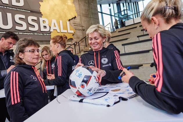 GER, Besuch der Frauen-Nationalmannschaft im Deutschen Fussball Museum 27.11.2015, Deutsches Fussball Museum, Dortmund, im Bild Ulrike Ballweg (Co-Trainerin Frauen-Nationalmannschaft) und Silvia Neid (Bundestrainerin) unterzeichnen Trkiots und Baelle der Nationalmannschaft Sarah RauchnphxRauch