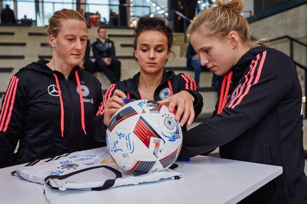 GER, Besuch der Frauen-Nationalmannschaft im Deutschen Fussball Museum 27.11.2015, Deutsches Fussball Museum, Dortmund, im Bild Melanie Behringer (Deutschland 7), Lina Magull (Deutschland 18) und Tabea Kemme (Deutschland 22) unterzeichnen Trkiots und Baelle der Nationalmannschaft Sarah RauchnphxRauch