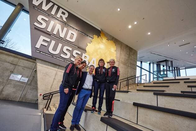 GER, Besuch der Frauen-Nationalmannschaft im Deutschen Fussball Museum 27.11.2015, Deutsches Fussball Museum, Dortmund, im Bild (vl) Doris Fitschen (Managerin Frauen-Nationalmannschaft) mit Steffi Jones (Assistenztrainerin Frauen-Nationalmannschaft) und Manuel Neukirchner (Leitung Fussball Museum) sowie Ulrike Ballweg (Co-Trainerin) und Silvia Neid (Bundestrainerin) Sarah RauchnphxRauch