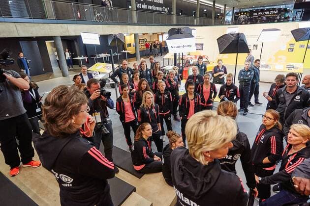 GER, Besuch der Frauen-Nationalmannschaft im Deutschen Fussball Museum 27.11.2015, Deutsches Fussball Museum, Dortmund, im Bild die Deutsche Frauennationalmannschaft zu Besuch im Deutschen Fussball Museum in Dortmund Sarah RauchnphxRauch