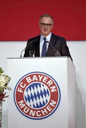 27.11.2015, Fussball Bundesliga 2015 2016, FC Bayern München, Jahreshauptversammlung im AUDI-Dome München. Vorstandsvorsitzender Karl-Heinz Rummenigge (FC Bayern München) hält eine Rede am Rednerpult. 