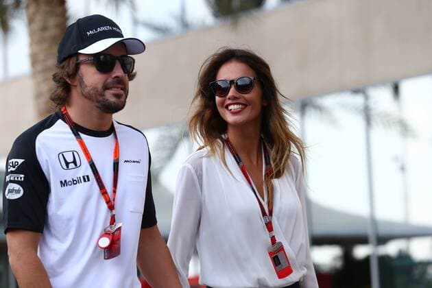 Abu Dhabi Grand Prix, UAE 26 - 29 November 2015 28.11.2015 - Fernando Alonso (ESP) McLaren Honda MP4-30 and his girlfriend Lara Alvarez (ESP) 