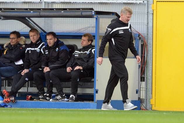 Paderborn Stefan Effenberg (Chef-Trainer SC Paderborn 07) enttaeuscht, frustriert, Emotion, nach dem Spiel, geht vom Platz; Michael Born (Geschaeftsfuehrer (hinten, L), Soeren Osterland (Co-Trainer SC Paderborn 07) (hinten, R) auf der Bank Fussball --- 2. Bundesliga --- SC Paderborn 07 vs TSV 1860 Muenchen --- 28.11.2015 Copyright: Sippel xEibner-Pressefoto EP_rsl