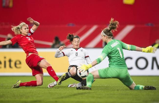 Torchance Felicitas RAUCH (GER) im Duell gegen Torwart Karen BARDSLEY r. und Stephanie HOUGHTON l. (ENG), Aktion, Fussball Frauen Freundschaftsspiel, Deutschland (GER) - England (ENG) 0:0, am 26.11.2015 in Duisburg Deutschland. Â