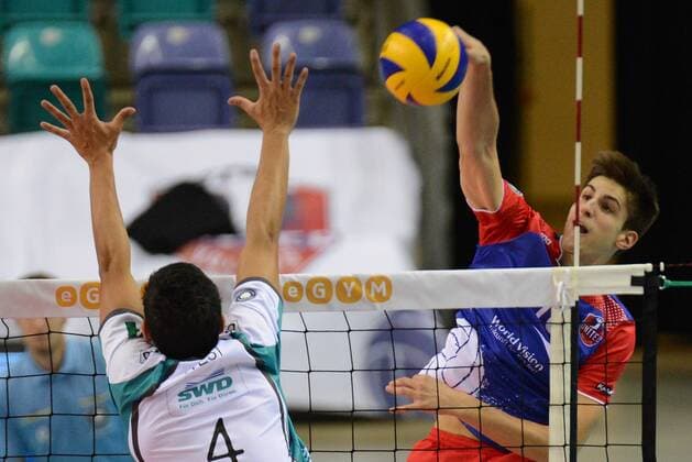 28.11.2015, xtkx, Volleyball 1.Bundesliga, United Volleys - SWD Powervolleys Düren, emspor v.l. Matt West (Dueren) , Moritz Reichert (United Volleys) ,