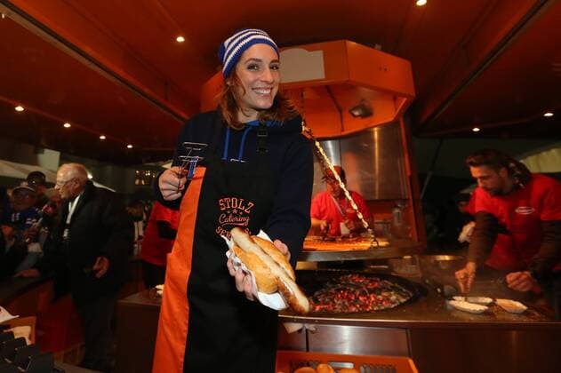 Darmstadt Wettschulden sind Ehrenschulden: Andrea Petkovic grillt Wuerstchen beim SVD Copyright: Roskaritzx Eibner-Pressefoto EP_rrz