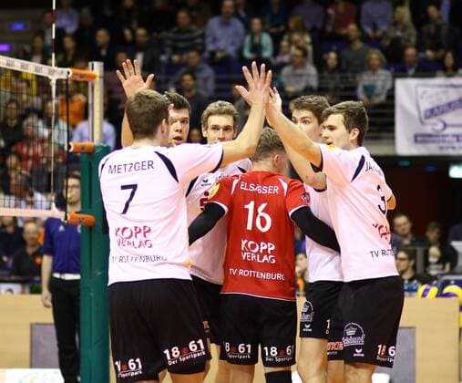 Berlin Die Rottenburger freuen sich ueber einen Punktgewinn , Berlin Recycling Volleys vs. TV Rottenburg, Volleyball, Bundesliga, 28.11.2015, Copyright: Hundt xEibner-Pressefoto EP_mht