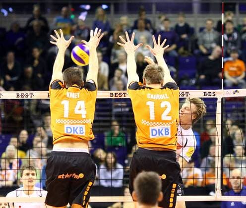 Berlin Dirk Mehlberg ( 1, TV Rottenburg) schmettert gegen den Block von Tomas Kmet ( 14, Berlin Recycling Volleys) und Paul Carroll ( 12, Berlin Recycling Volleys) , Berlin Recycling Volleys vs. TV Rottenburg, Volleyball, Bundesliga, 28.11.2015, Copyright: Hundt xEibner-Pressefoto EP_mht