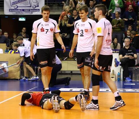 Berlin Johannes Elsaesser ( 16, TV Rottenburg) streckt sich vergeblich, die BR Volleys konnten den zweiten Matchball verwerten , Berlin Recycling Volleys vs. TV Rottenburg, Volleyball, Bundesliga, 28.11.2015, Copyright: Hundt xEibner-Pressefoto EP_mht