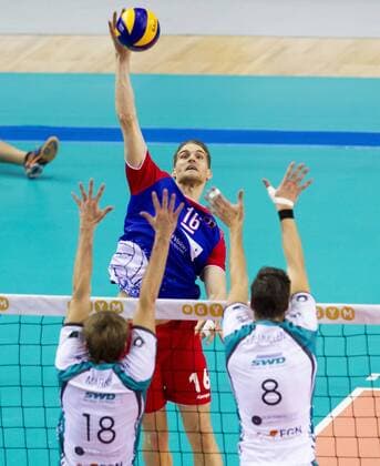 Volleyball Hessen - 1. Bundesliga Männer 28.11.2015 United Volleys Rheinmain (blau) - SWD Powervolleys Düren (ws) v.l. Jan-Philipp Marks (Düren 18), Christian Dünnes (RheinMain 16), Bas van Bemmelen (Düren 8) United Volleys Rheinmain - SWD Powervolleys Düren