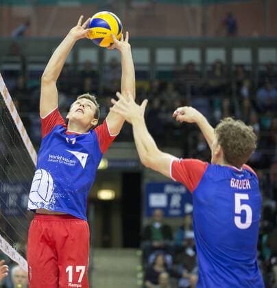 Volleyball Hessen - 1. Bundesliga Männer 28.11.2015 United Volleys Rheinmain (blau) - SWD Powervolleys Düren (ws) v.l. Jan Zimmermann (RheinMain 17), Lukas Bauer (RheinMain 5) United Volleys Rheinmain - SWD Powervolleys Düren