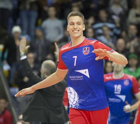 Volleyball Hessen - 1. Bundesliga Männer 28.11.2015 United Volleys Rheinmain (blau) - SWD Powervolleys Düren (ws) v.l. Jannis Hopt (RheinMain 7) United Volleys Rheinmain - SWD Powervolleys Düren
