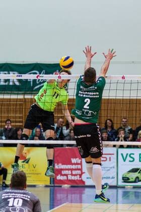 Angriff Jaroslaw Lech (CVM 11) gegen Blocker Ivaylo Ivanov (Netzhoppers 2) GER, Königs Wusterhausen Bestensee, Volleyballl, 1. Bundesliga, Saison 2015 2016, Landkost-Arena, Netzhoppers KW - Chemie Volley Mitteldeutschland