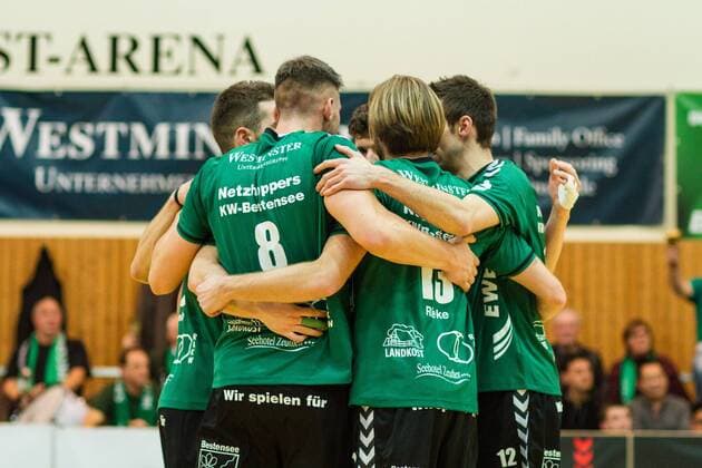Jubel Netzhoppers Mannschaft vlnr Ivaylo Ivanov (verdeckt 2), Matthias Böhme Boehme ( 8), Manuel Rieke ( 13), Daniel Heinecke ( 12) GER, Königs Wusterhausen Bestensee, Volleyballl, 1. Bundesliga, Saison 2015 2016, Landkost-Arena, Netzhoppers KW - Chemie Volley Mitteldeutschland
