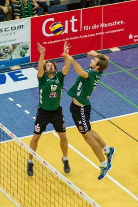 Zuspiel Manuel Rieke (Netzhoppers 12) und Aufsteiger zu Paul Sprung (Netzhoppers 14) GER, Königs Wusterhausen Bestensee, Volleyballl, 1. Bundesliga, Saison 2015 2016, Landkost-Arena, Netzhoppers KW - Chemie Volley Mitteldeutschland