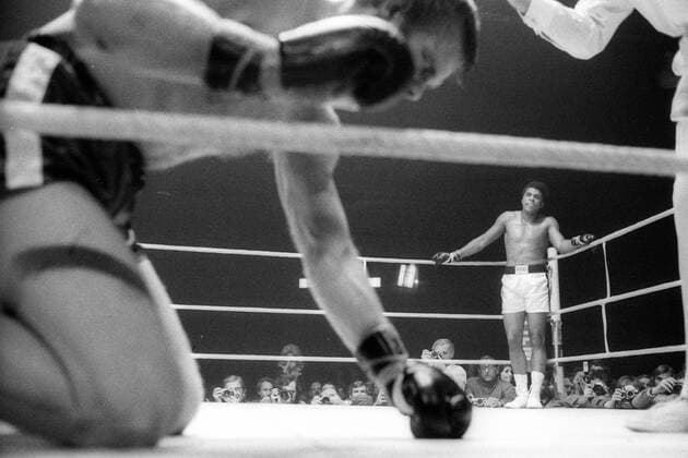 Muhammad Ali (USA) in der neutralen Ecke, Jürgen Blin (BR Deutschland) am Boden