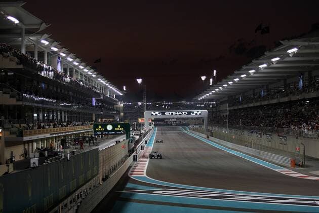 Abu Dhabi Grand Prix, UAE 26 - 29 November 2015 29.11.2015 - Race, Nico Rosberg (GER) Mercedes AMG F1 W06 leads Lewis Hamilton (GBR) Mercedes AMG F1 W06 