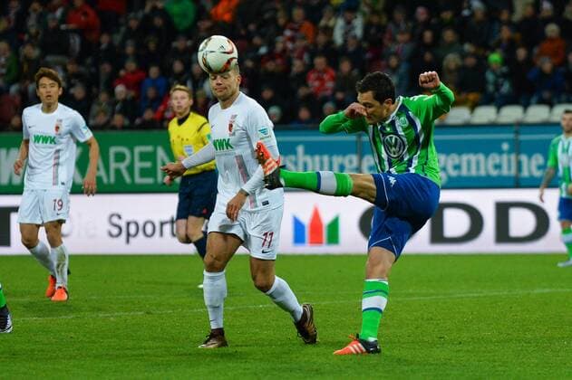 Marcel Schäfer (VfL Wolfsburg) gegen Alexander ESSWEIN (FC Augsburg) Augsburg, Deutschland, 29.11.2015 - Fussball, 1. Bundesliga, FC Augsburg - VfL Wolfsburg, Fussball, 1. Bundesliga, FC Augsburg - VfL Wolfsburg, xklx