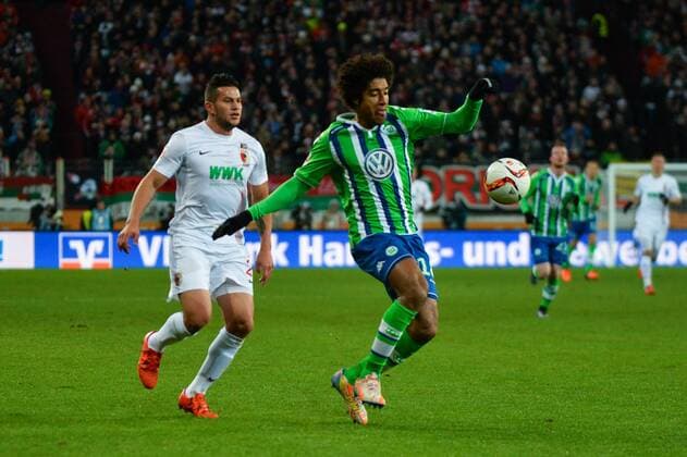 Dante (VfL Wolfsburg) klärt vor Raul BOBADILLA (FC Augsburg) Augsburg, Deutschland, 29.11.2015 - Fussball, 1. Bundesliga, FC Augsburg - VfL Wolfsburg, Fussball, 1. Bundesliga, FC Augsburg - VfL Wolfsburg, xklx