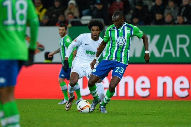 Josuha Guilavogui (VfL Wolfsburg) gegen CAIUBY (FC Augsburg) Augsburg, Deutschland, 29.11.2015 - Fussball, 1. Bundesliga, FC Augsburg - VfL Wolfsburg, Fussball, 1. Bundesliga, FC Augsburg - VfL Wolfsburg, xklx