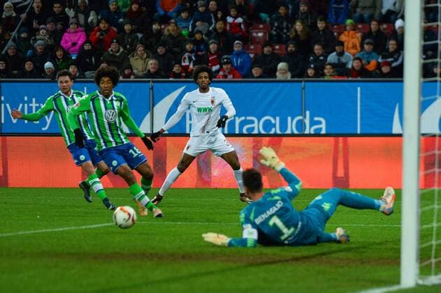 Parade vom Diego Benaglio (Torwart VfL Wolfsburg) nach Schuss von CAIUBY (FC Augsburg) Augsburg, Deutschland, 29.11.2015 - Fussball, 1. Bundesliga, FC Augsburg - VfL Wolfsburg, Fussball, 1. Bundesliga, FC Augsburg - VfL Wolfsburg, xklx