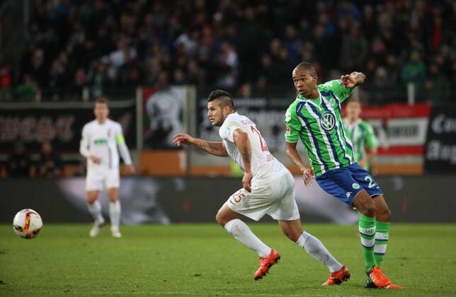Naldo (VfL Wolfsburg) im Zweikampf gegen Raul Bobadilla (FC Augsburg 25), FC Augsburg vs. VfL Wolfsburg, 14. Spieltag, 29.11.2015