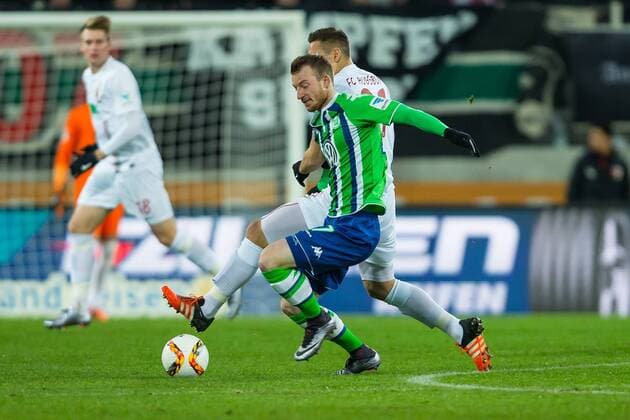 Sonntag, 29.11.2015, 1. Bundesliga, Saison 2015 2016, 14. Spieltag in Augsburg, FC Augsburg - VfL Wolfsburg, v-l Dominik Kohr (FC Augsburg 21) Maximilian Arnold (Wolfsburg 27) DeFodi507