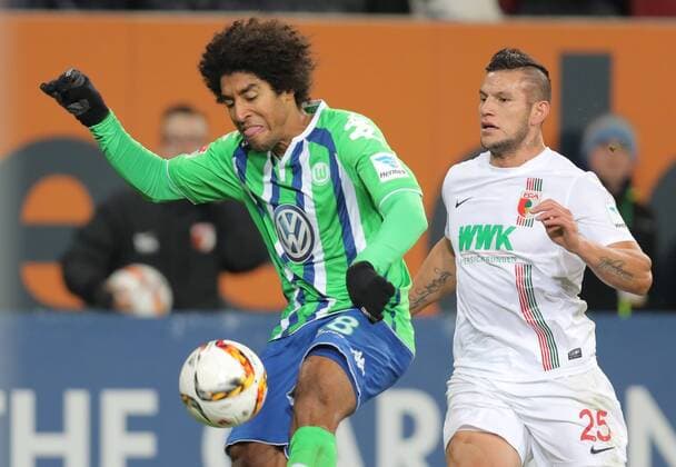 DANTE, WOB 18 Zweikampf , Aktion um den Ball gegen Raul BOBADILLA, FCA 25 FC AUGSBURG - VFL WOLFSBURG Fussball 1. Bundesliga , Muenchen, am 29.11.2015, 14.Spieltag, Saison 2015 2016, 1.Liga, 1.Bundesliga, FCB