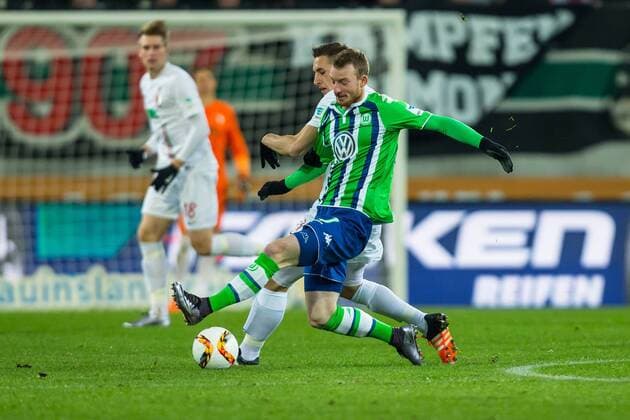 Sonntag, 29.11.2015, 1. Bundesliga, Saison 2015 2016, 14. Spieltag in Augsburg, FC Augsburg - VfL Wolfsburg, v-l Dominik Kohr (FC Augsburg 21) Maximilian Arnold (Wolfsburg 27) DeFodi507