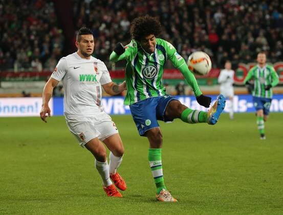 29.11.2015,1.BL, FC Augsburg vs Wolfsburg, WWK Arena Augsburg, Fussball, im Bild: Raul Bobadilla (FC Augsburg) vs Dante (VfL Wolfsburg)