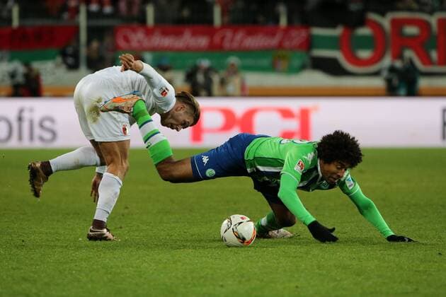29.11.2015,1.BL, FC Augsburg vs Wolfsburg, WWK Arena Augsburg, Fussball, im Bild: Alexander Esswein (FC Augsburg) vs Dante (VfL Wolfsburg)