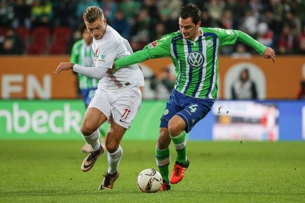 Sonntag, 29.11.2015, 1. Bundesliga, Saison 2015 2016, 14. Spieltag in Augsburg, FC Augsburg - VfL Wolfsburg, Zweikampf zwischen Alexander Esswein ( 11, FC Augsburg) und Marcel Schaefer ( 4, VfL Wolfsburg) v.l. DeFodi501